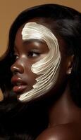 ai generado de cerca belleza retrato de de piel clara negro mujer aplicando arcilla máscara foto