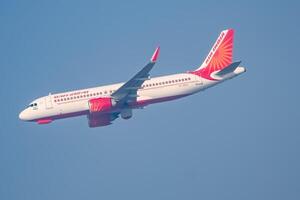 nuevo Delhi, India, diciembre 25 2023 - aire India aerobús a320 tomar apagado desde indra Gandhi internacional aeropuerto Delhi, aire India Doméstico avión volador en el azul cielo durante día hora foto