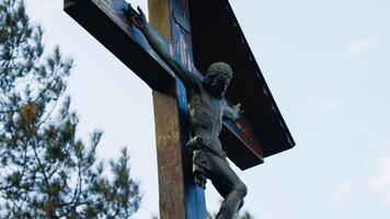Jesús Cristo crucificado en el montaña foto