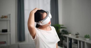 selectivo enfocar, contento joven mujer vestir vr gafas de protección en pie es extensión su cuello a hogar con ojos cerrado, relajante cuerpo y mente solo en el vivo habitación, relajación estilo de vida foto