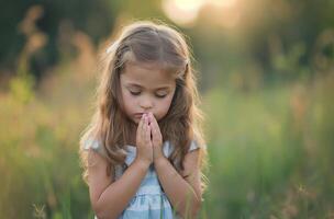 ai generado niño puesta de sol oración en campo foto