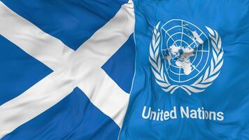 Escocia y unido naciones, Naciones Unidas banderas juntos sin costura bucle fondo, serpenteado bache textura paño ondulación lento movimiento, 3d representación video