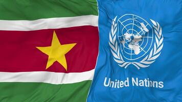 suriname et uni nations, ONU drapeaux ensemble sans couture boucle arrière-plan, en boucle bosse texture tissu agitant lent mouvement, 3d le rendu video