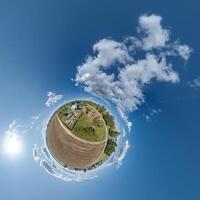 sencillo minúsculo planeta sin edificios en azul cielo con hermosa nubes transformación de esférico panorama 360 grados esférico resumen aéreo vista. curvatura de espacio. foto