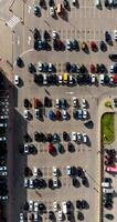 vertical aéreo Visão em ampla estacionamento com grande quantidade do carros cercado de a autoestrada. acelerado vídeo 4x video