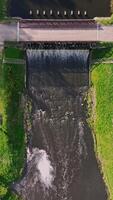 verticaal antenne visie Aan dam slot sluis of brug Aan rivier- onstuimig waterval. video