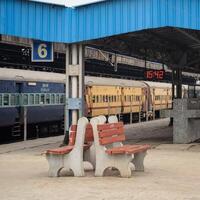 amritsar, India, febrero 03 2024 - indio ferrocarril tren a amritsar ferrocarril estación plataforma durante Mañana tiempo, vistoso tren a amritsar, Punjab ferrocarril estación foto