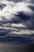 dramático noche nubes terminado calma Oceano depositar bahía Oregón foto