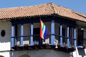 cusco, Perú, 2015 - bandera en balcón de edificio sur America foto