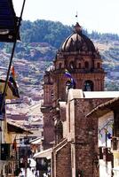 cusco, Perú, 2015 - Iglesia campana torre calle colinas y alojamiento sur America foto