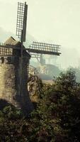 campagne paysage avec vieux Moulin à vent video