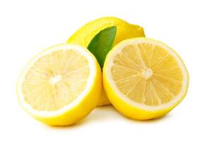 frente ver de amarillo limón frutas con dos mitades y hoja aislado en blanco antecedentes con recorte camino foto