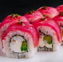 Sushi rodar maguro con atún y camarón foto