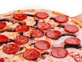 pepperoni Pizza con salchicha cerca arriba foto