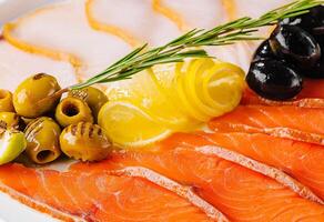 salmón, blanco pescado y aceitunas de cerca foto