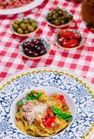 italiano pasta con Tomates, parmesano, albahaca y aceitunas foto