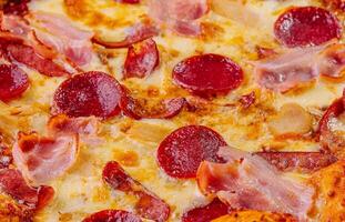 pepperoni Pizza con jamón cerca arriba foto