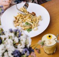 niña tener almuerzo en un restaurante foto