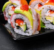 Sushi rollos de rojo atún con salmón foto