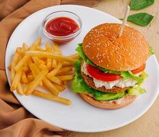 delicioso hamburguesa con francés papas fritas y salsa de tomate foto