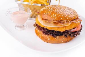 crujiente frito pollo hamburguesa servido en plato foto