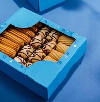 desmoronadizo galletas en azul cajas foto