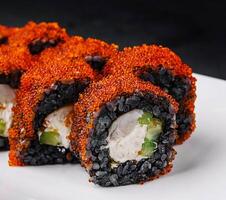 conjunto de negro Sushi en blanco plato foto