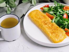 tortilla con Fresco Espinacas y tomate ensalada foto