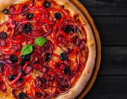 Pizza con bávaro salchichas con campana pimienta y rojo cebolla foto