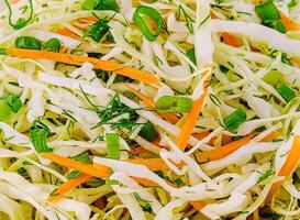 Ensalada de col ensalada con blanco repollo y zanahorias foto