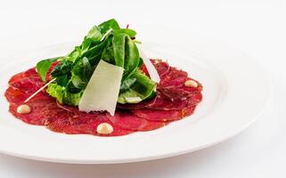 carne de vaca carpaccio con parmesano queso cerca arriba foto