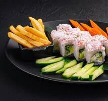 Sushi rollos con cangrejo palos y pepinos foto
