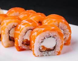 Sushi rodar Filadelfia con salmón y caviar en plato foto