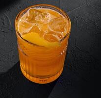 vaso de frío infundido agua con Fresco naranja foto