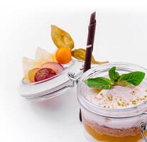 Tiramisu en un vaso con mango foto