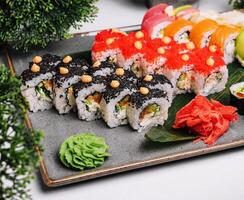 Fresco Sushi tradicional japonés comida en grande plato foto