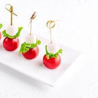 queso Mozzarella con Cereza Tomates en un brocheta foto
