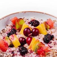 gachas de avena con frutas en cuenco aislado foto