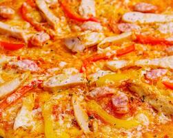 bávaro Pizza con ahumado salchichas cerca arriba foto