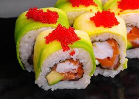 Sushi rollos envuelto con aguacate y camarón dentro foto
