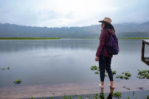 viajero mujer contempla el paisaje en el peruano selva. foto