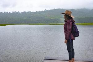 viajero mujer contempla el paisaje en el peruano selva. foto