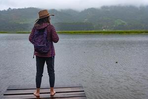 viajero mujer contempla el paisaje en el peruano selva. foto