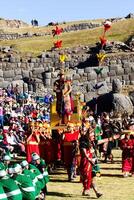 cusco, Perú, 2015 - Inti Raymi festival inca Rey entrando en pie en trono sur America foto