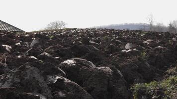 labouré sol dans une champ dans une montagneux zone dans préparation pour semis, un agricole champ dans lequel le sol est labouré mais rien grandit video