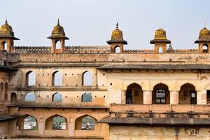 hermosa ver de orchha palacio fuerte, raja mahal y chaturhuj templo desde jahangir mahal, orcha, madhya pradesh, jahangir mahal - orchha fuerte en orcha, madhya pradesh, indio arqueológico sitios foto