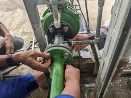 trabajador mantenimiento y rectificar motor Servicio agua bomba en poder planta proyecto. el foto es adecuado a utilizar para industria fondo, poder planta póster y electricidad contenido medios de comunicación.