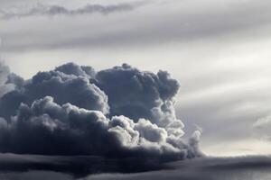 cielo con gris Tormentoso cúmulo nubes desde lado foto