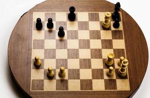 final mate posición en antiguo ajedrez tablero foto
