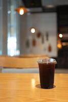 vaso de sabroso con hielo negro café foto